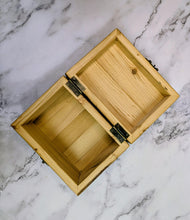 Load image into Gallery viewer, Reclaimed Wood Recipe Box (4x6 Recipe Cards)